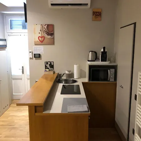 Milano 11 Арона